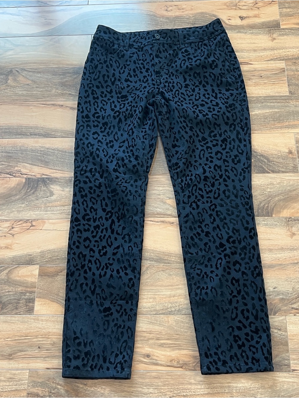 Chico’s Black Velvet Leopard Print Pants Women’s Chico Sizing 0.5 Straight Leg